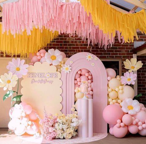 Sour Cake, Sunshine Birthday Theme, Groovy Theme, Daisy Theme, Minnie Mouse Birthday Decorations, Flower Birthday Party, Daisy Birthday, Daisy Party