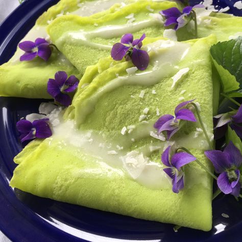 Pandan Crepe Cake, Pandan Crepes, Pandan Leaves Recipes, Coconut Pandan Cake, Thai Pandan Dessert, Pandan Brownies, Pandan Chiffon Cake Recipe, Vietnamese Recipe, Pandan Leaves