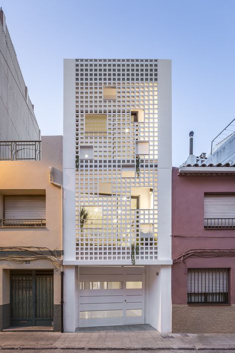 Gallery of V19 Residence / Viraje arquitectura - 8 Sketch London Interior, Residence Facade Design, Infill Architecture, House Without Windows, Home Designs Exterior, Townhouse Designs, Narrow House, Minimal House Design, White Building