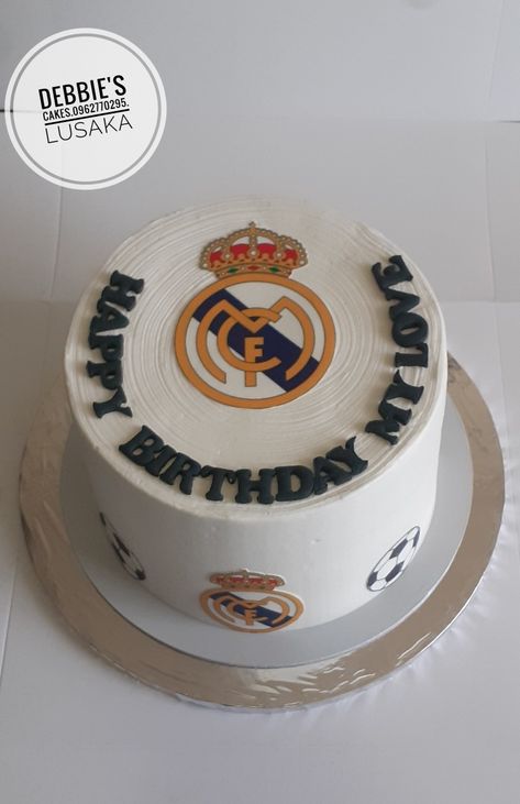 For the love of football. Hola Madrid Birthday Team Ideas, Cakes For Him Men Birthday, Real Madrid Cake Ideas, Real Madrid Birthday Cake, Pastel Real Madrid, Real Madrid Birthday Party, Real Madrid Birthday, Tarta Real Madrid, Madrid Cake