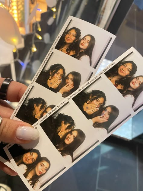 Photo Booth Picture Ideas With Friends, Cool Photo Frame Ideas, Cute Photo Booth Poses Friends, Photobooth Photos Aesthetic, Photobooth Pics Aesthetic, Photobooth Pictures Couple Aesthetic, Photobooth Friends Aesthetic, Photobooth Photo Ideas, Friends Photobooth Ideas