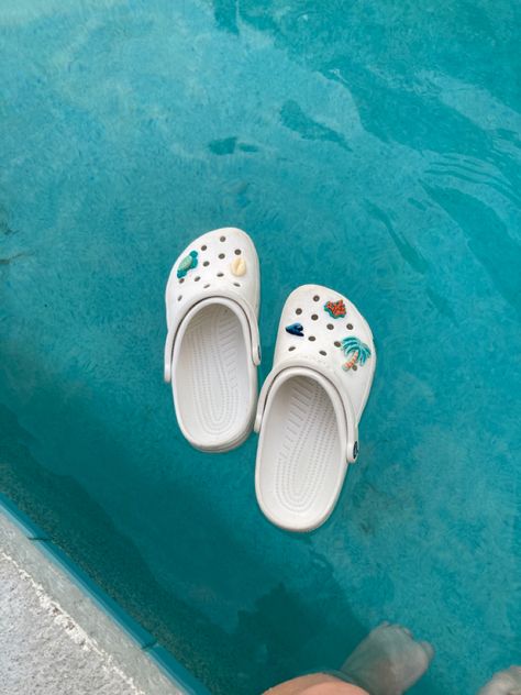 Preppy Croc Gibbets, Croc Jibbitz Ideas White Crocs, Preppy Crocs Aesthetic, Crocs Jibbitz Ideas Beach, Preppy Outfits With Crocs, Preppy Croc Jibbitz, Crocs Astethic, Preppy Jibbitz, Crocs Photography