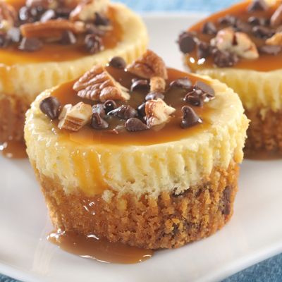 PECAN CARAMEL CHEESECAKE COOKIE CUPS Pecan Caramel Cheesecake, Cheesecake Cookie Cups, Caramel Pecan Cheesecake, Cheesecake Cookie, Recipes Cheese, Lemon Mousse, Caramel Cheesecake, Cheesecake Cookies, Cookie Cups