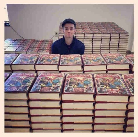 O. M. G. Chris Colfer Books, Land Of Stories Books, The Land Of Stories, Fairytale Retelling, Writing Humor, Book Obsession, Twisted Series, Chris Colfer, Glee Cast