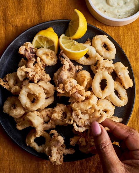 fried calamari on a plate Calamari Recipe, Calamari Recipes, Fried Calamari, Perfect Appetizers, Calamari, Just Cooking, Fried Food, Meat Free, Fish And Seafood