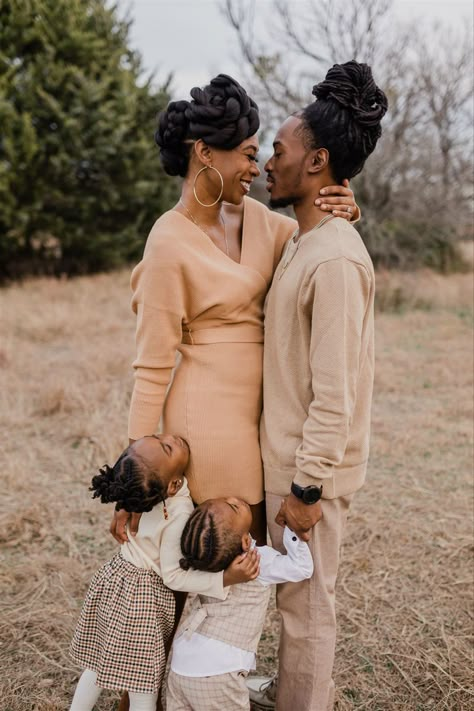 Black Family Photoshoot Spring, Black Family Lifestyle Photography, Black Family Portrait Ideas Outdoor, Shades Of Brown Family Photoshoot, Black Families Aesthetic, African Family Photoshoot Ideas, Black Family Photoshoot Outdoors, African Family Photoshoot, Black Family Photoshoot Outfits