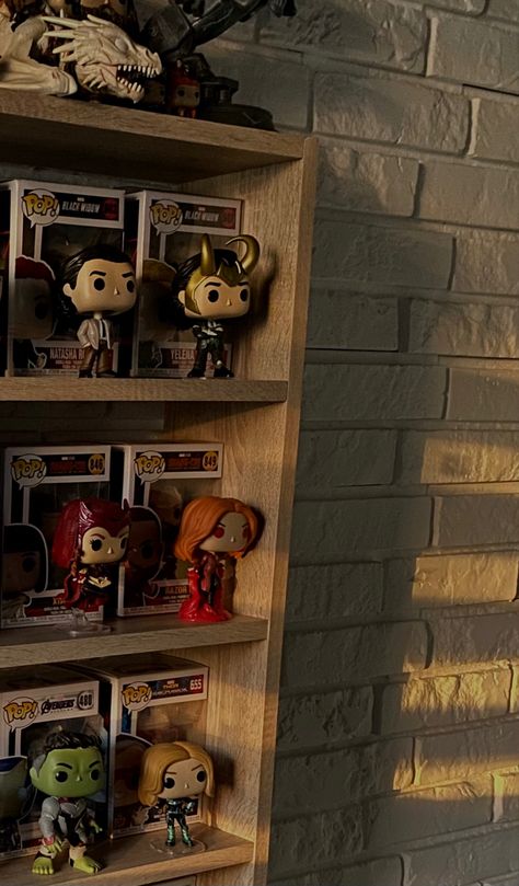 Fandom Room Decor, Aesthetic Marvel Room Decor, Marvel Shelf, Funko Pop Aesthetic, Funko Display Ideas, Funko Pop Display Ideas, Funko Pop Shelves, Marvel Decor, Marvel Bedroom