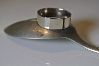 Silver Jewelry Diy, Diamond Ring Princess Cut, Silverware Jewelry, Silver Wedding Jewelry, Spoon Jewelry, How To Make Rings, Silver Spoon, Coin Ring, Jewelry Techniques