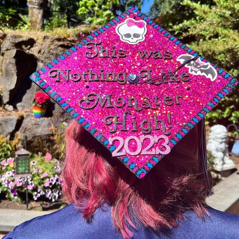 Graduation Hat Designs, School Memories Scrapbook, College Grad Cap Ideas, Grad Cap Decorated, Graduation Cap Decoration Diy, High School Graduation Cap, College Graduation Cap Decoration, Grad Hat, Grad Cap Designs