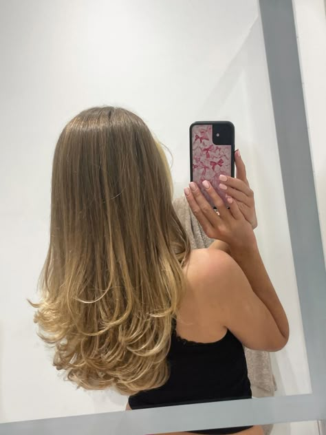 Bouncy blow dried blonde hair lots of laters 90’s style highlights Blow Dry Aesthetic, Outwards Blowdry, Bouncy Blow Dry Long Hair, Bouncy Blow Dry Long, Flicky Blow Dry, Straight Hair Blow Dry, 90s Blonde Hair, Blow Outfit Hair, Sangeet Inspiration