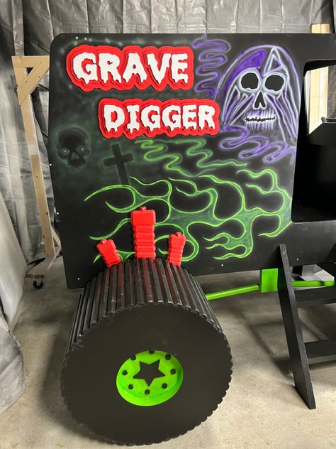 Monster truck bed build Grave Digger Bed, Digger Bed, Monster Truck Bedroom, Monster Truck Bed, Grave Digger Monster Truck, Truck Bedroom, Monster Truck Kids, Monster Truck Cake, Diy Monsters