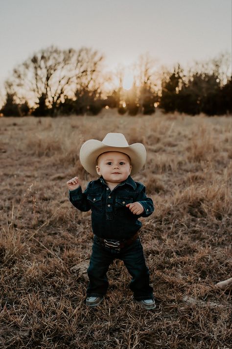 First Birthday Cowboy Pictures, Western 1 Year Pictures, My First Rodeo Birthday Photoshoot, Cowboy 1st Birthday Photoshoot, First Rodeo Birthday Photoshoot, One Year Old Western Photoshoot, Western First Birthday Photoshoot, Western 1st Birthday Photoshoot, First Rodeo Photoshoot