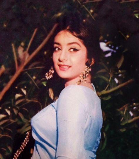 Saira Banu Saira Bano, Saira Banu, India Actor, Bollywood Pictures, Retro Bollywood, Bollywood Photos, Popular Actresses, Old Is Gold, Vintage Icons