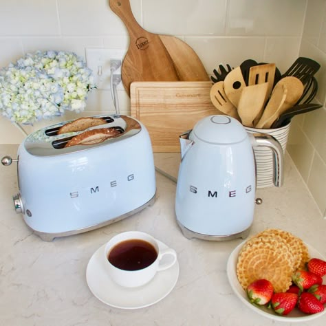 Kitchenaid Artisan Mixer, Smeg Kettle, Retro Kitchen Appliances, Smeg Kitchen, Smeg Appliances, Neutral Kitchen, Kettle And Toaster, Farmhouse Kitchen Cabinets, Smitten Kitchen