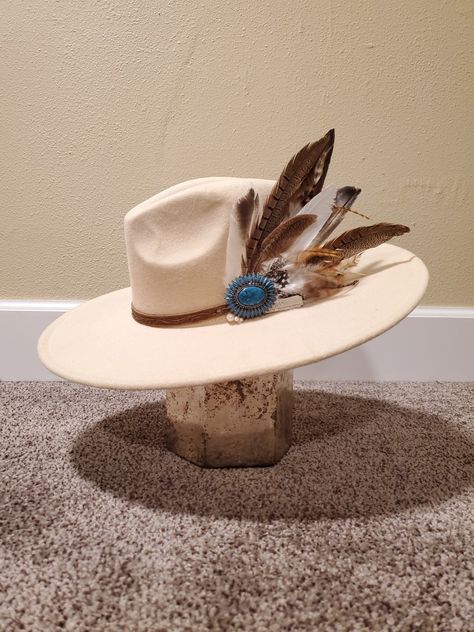 DIY wide flat brim hat with feathers, vintage turquoise broach pin, leather band, pearls and spoon handle. Wide Brim Hat With Feather, Cowboy Hats With Feathers, Fedora Hat With Feathers, Diy Brim Hat, Cowgirl Hat Bands Westerns, Cowgirl Hat With Feather, Decorated Western Hat, Cowgirl Hat Bands Diy, Turquoise Hat Band