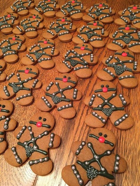 51 Fun Filled Photos to Help Pass the Time - Funny Gallery Gingerbread Cookies Decorated, Lemon Mousse, Freebies By Mail, Pink Cookies, Gingerbread Man Cookies, Get Gift Cards, Pictures Funny, Xmas Cookies, Gingerbread Men