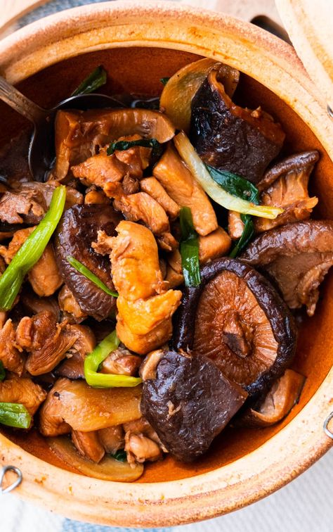 Easy Chinese homemade clay pot chicken with mushroom recipe. Chicken Claypot Rice, Clay Pot Chicken Recipes, Cantonese Beef Stew, Clay Pot Recipes, Clay Pot Chicken, Caramel Chicken, Chicken With Mushroom, Easy Mushroom Recipes, Braised Pork Ribs