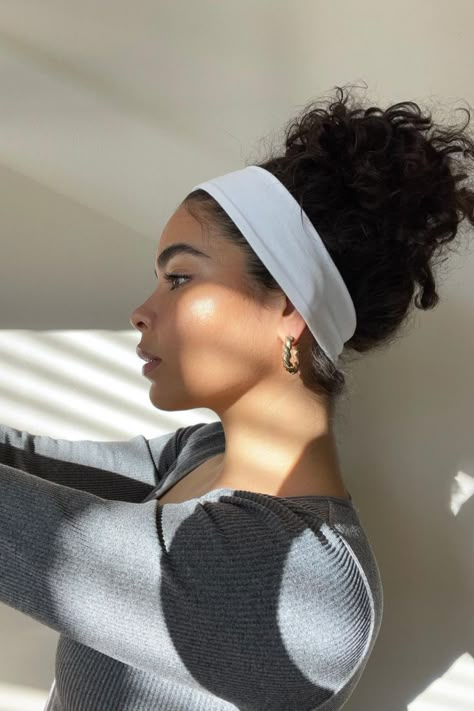 Softball season is upon us and that calls for cute and easy hairstyles! We're loving this look by @yalianaenid Headband Hair Up Hairstyles, Headband Hairstyles With Bun, Short Curly Hair Headband, Simple Pulled Back Hairstyles, Short Curly Hairstyles With Headband, Curly Hair Headband Hairstyles, Workout Ponytail, No Gel Hairstyles, No Gel Hairstyles Natural Hair