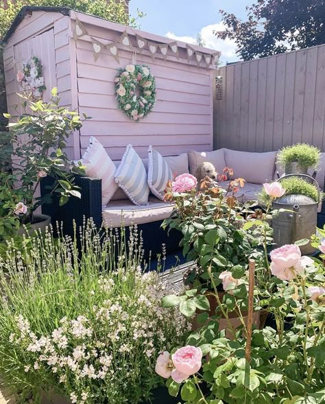 Garden Nook, Small Courtyard Gardens, Garden Posts, Casa Country, Cottage Garden Design, English Cottage Garden, Garden Pictures, Magical Garden, Country Garden