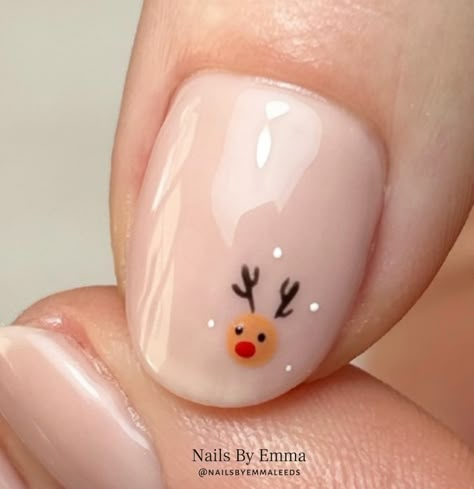 Minimal Rudolph: A simple nude base highlights a single reindeer design on an accent nail, complete with adorable antlers and a red nose. This understated design is ideal for a touch of festive cheer without going overboard. @naiksbyemmaleeds Nail Art Noel, Christmas Nail Art Ideas, Christmas Nails Easy, Christmas Gel Nails, Simple Gel Nails, Christmas Nail Art Designs, Snowflake Nails, Cute Gel Nails, Festival Nails