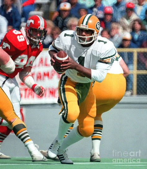 Warren Moon, Football Draft, Canadian Football League, Canadian Football, Football Stuff, Football Hall Of Fame, Retro Photography, Football Gif, Football Art