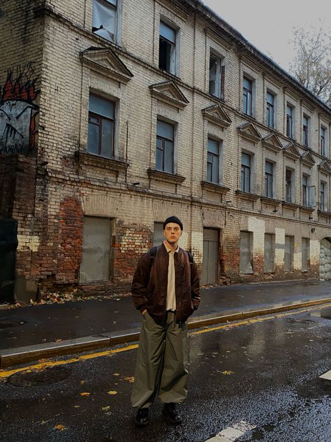 Brown Work Jacket Outfit Men, Rainy Outfit Men, Rainy Day Street Style, Rainy Day Outfit Men, Rainy Season Outfit, Rainy Outfit, Rainy Day Outfit Aesthetic, Rainy Day Photography, Rainy Day Outfit For Work