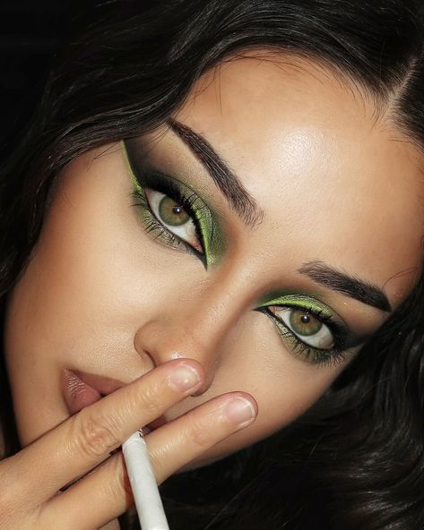 Elphaba Makeup Subtle, 2016 Baddie Makeup, Elphaba Inspired Makeup, Wicked Makeup Elphaba, Wicked Inspired Makeup, Wicked Makeup Looks, Lime Green Eyeshadow Looks, Shego Makeup, Elphaba Makeup