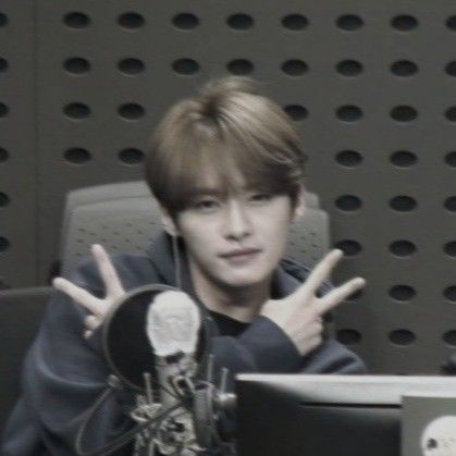 #icons #blurryicons #leeknow #lino #leeminho #sharpen #straykids #leeknowicons #leeknowsharpen #leeknowselca #sharpenblur #y2k Lee Know Blurry Pics, Skz Blurry Photo, Kpop Blurry Icons, Lee Know Profile Picture, Lee Know Core, Skz Photos, Blurry Aesthetic, Current Obsession, Judy Hopps