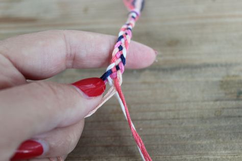 DIY-5-Strand-braid-Friendship-Bracelet-Step-5 Braided Anklets, Friendship Embroidery, 5 Strand Braid, Diy Friendship Bracelets, Party Boards, Bracelet Embroidery, Balloon Lamp, 5 Strand Braids, Necklace Embroidery