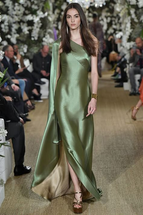 Ralph Lauren's Autumn/Winter 2017 Collection: New York Fashion Week Camille Hurel, Satin Fashion, Silk Dress Long, Ralph Lauren Women, Nova York, Satin Silk, Party Looks, Satin Dress, Fancy Dresses