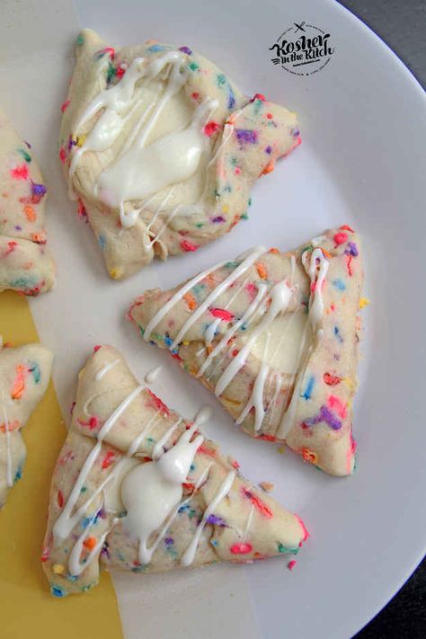 36 Mouthwatering Hamantaschen To Make This Purim...Funfetti Cheesecake Hamantaschen.  I don't know what hamantaschen is, but I need to learn how to make it! Hamentashen Recipe, Purim Recipe, Purim Ideas, Hamantaschen Recipe, Funfetti Cheesecake, Jewish Holiday Recipes, Kosher Recipes, Jewish Recipes, Purim