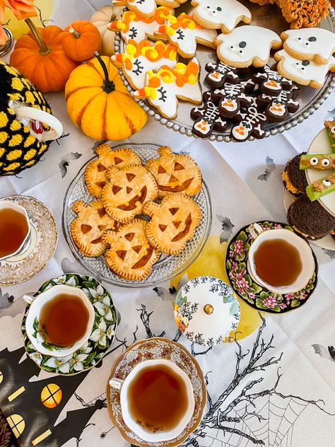 Halloween Afternoon Tea, Halloween Tea Party Ideas, Spooky Tea Party, Spooky Food Ideas, Samhain Party, Tea Party Halloween, Spooky Foods, Halloween Cheesecake, Kid Cooking