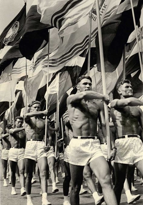 Sportsmen's Parade in Moscow, 1956. The best looking ones were put in the front for obvious reasons. Pier Paolo Pasolini, Soviet Tank, Robert Mapplethorpe, Richard Avedon, Famous Photographers, Soviet Union, Vintage Pictures, Rare Photos, Vintage Photographs