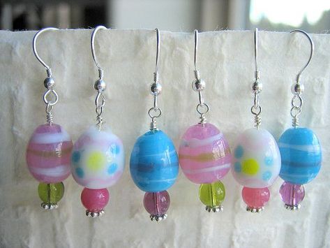 Diy Easter Earrings, Diy Easter Jewelry, Pretty Beaded Jewelry, Easter Egg Earrings, Easter Accessories, Earrings Homemade, Bead People, Christmas Looks, Egg Earrings