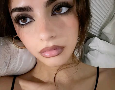 Dark Feminine Makeup, Y2k Tiktok, Morana Vitalio, Outfits Asian, Feminine Makeup, Viral Aesthetic, Chanel Lipstick, Vintage Ootd, Makeup Inspired