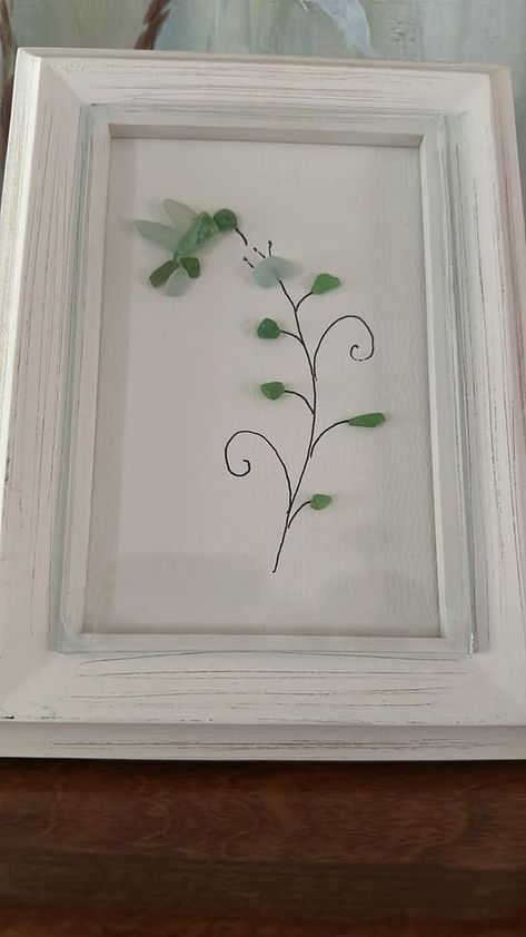 Sea Glass Art | Humming Bird 🩷 | Facebook Sea Glass Art Diy Ideas, Seaglass Art On Canvas, How To Make Sea Glass Diy, Diy Seaglass Art, Seaglass Art Ideas, Seaglass Diy, Glass Art Diy, Beach Glass Projects, Sea Glass Flowers