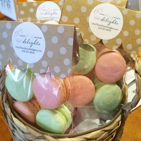 French macaron packaging                                                       ��… Macaron Display, Macaroon Packaging, Macaron Packaging, Macaron Ideas, Christmas Pastries, Bake Sale Ideas, Macaron Cookies, French Macaroons, French Macaron