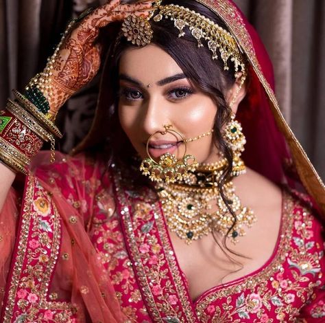 15 Trending Jewellery Design For Bride-To-Be Rajasthani Bridal Look, Makeup Artist Working, Rajasthani Wedding, Rajasthani Bride, Best Indian Wedding Dresses, Indian Bride Makeup, Bride Photos Poses, Bridal Makeup Images, Indian Bridal Photos