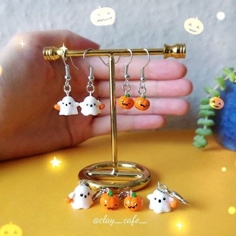 𝐶 𝑙 𝑎 𝑦 𝑐 𝑎 𝑓 𝑒 𝑏𝑦 𝐿𝑎𝑢𝑟𝑒𝑛 on Instagram: "SOLD OUT Halloween earrings are finally up! 🎃👻✨ Made some little kawaii ghosts holding a pumpkin basket - they have freckles on both cheeks but the light seemed to make them disappear! 😖 I also made miniature pumpkin earrings as well. I've also added an option to have them as charms cos I think they'll look so cute on a pencil case zip or on a bracelet ☺️ Hope you like them, as always you can check them out on my Etsy if you're interest Fimo Bracelet Ideas, Creepy Polymer Clay, Polymer Clay Ghost Earrings, Halloween Clay Charms, Charm Earrings Diy, Clay Earrings Ideas, Clay Ghost Earrings, Clay Halloween Earrings, Halloween Polymer Clay Earrings