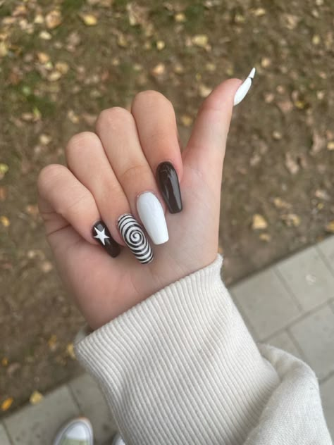 Autumn Nail Ideas Fall Black, Cute Grunge Nails Acrylic, Black And White Spiral Nails, Black And White Grunge Nails, Spiral Nails Acrylic, Black And White Ying Yang Nails, Spiral Nail Designs, Junji Ito Inspired Nails, Black And White Nail Designs Simple