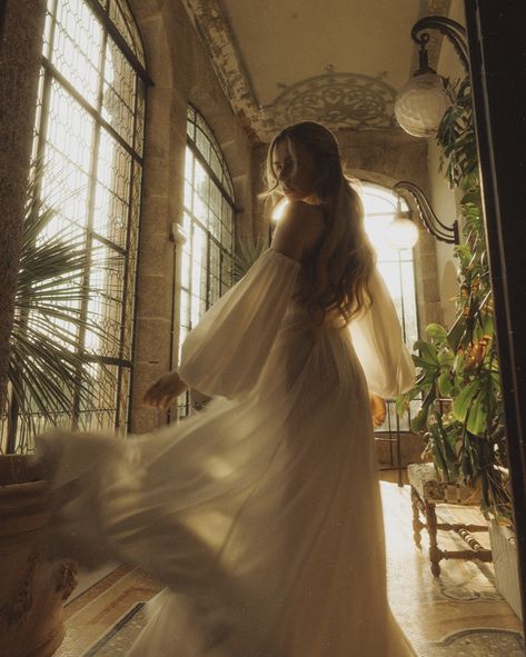 There’s just something about windows; they have a special charm, beautifully framing the world outside while offering a glimpse into another life within 🏰 #TheRoofersGranddaughter ⠀⠀⠀⠀⠀⠀⠀⠀⠀ ⠀⠀⠀⠀⠀⠀⠀⠀⠀ 📷: @yuma_and_laura Siren Bedroom, Laura Aesthetic, Laura + Core + Aesthetic, Photosession Ideas, Novel Aesthetic, Royalty Core, Prom Photoshoot, Classic White Dress, Medieval Books