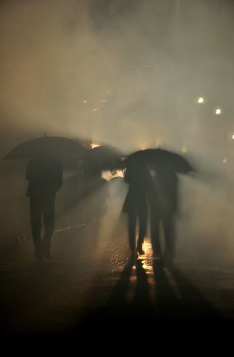 Walking in City Darkness Winters Tale, Inspiring Photography, Soyut Sanat Tabloları, Walking In The Rain, Rat Race, Foto Art, Jolie Photo, Artistic Photography, 인물 사진