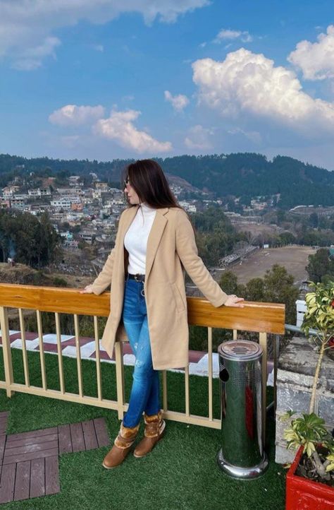 Hill Station Outfits Women, Hill Station Dress Ideas, Simla Manali Outfits, Outfits For Sikkim Trip, Jammu Kashmir Travel Outfits, Sikkim Outfit Ideas Women, Kashmir Aesthetic Outfit, Manali Dress Ideas Women, Kashmir Outfit Ideas In December