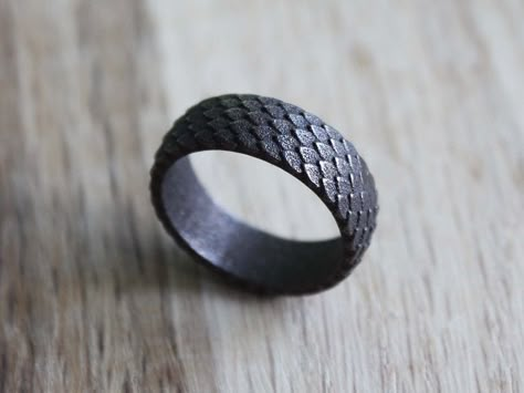 Learn how Danish jewelry brand Primal Crafts and its founder, Kristoffer Rønn-Andersen, create stunning 3D printed jewelry in titanium, steel, and precious metals. 3d Printed Ring, 3d Tiskárna, Man Rings, 3d Printer Ideas, Jewelry By Brand, 3d Print Ideas, 3d Printer Designs, Cool Rings, 3d Printing Diy