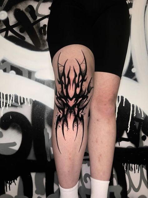 Cybersigilism Knee Tattoo, Thigh Tattoos Women Goth, Gothic Knee Tattoo, Dark Black Tattoos, Black Ornamental Tattoo, Black Work Tattoo Blackwork, Gothic Tattoos For Women, Edgy Tattoo Ideas, Kneecap Tattoo