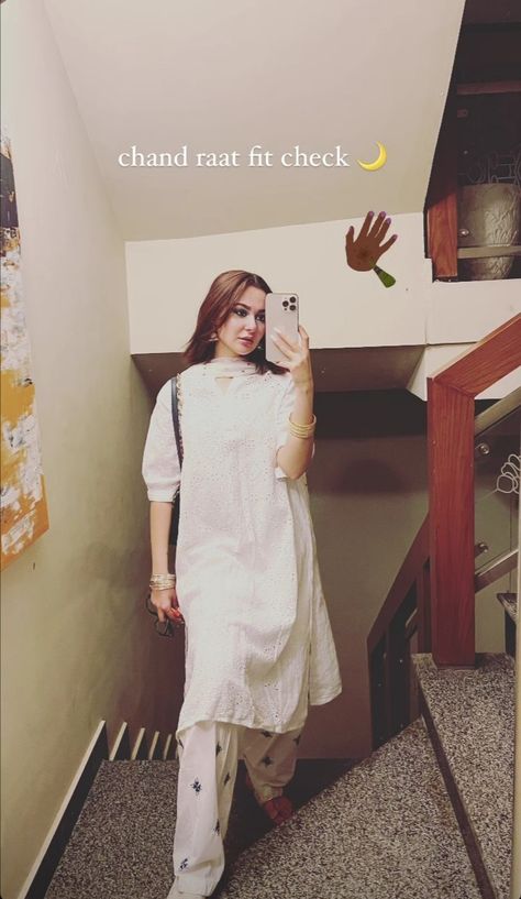 Hania Amir Traditional Outfits, Hania Amir Suit Design, Hania Amir White Suit, Simple Pakistani Suits Casual, Eastern Outfits Women, Hania Amir Suits, White Kurti Outfit, Hania Amir Dresses Suit, Casual Desi Outfits