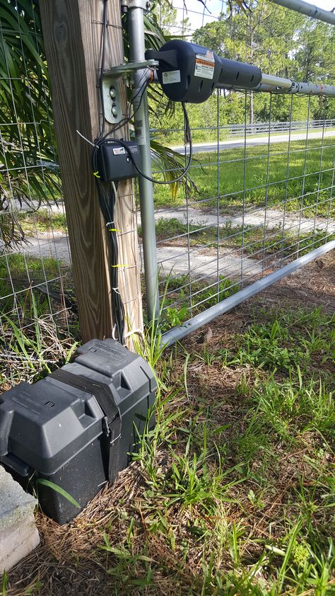 How do you Install a Drive Gate with Automatic Opener Fence Entrance Ideas, Diy Driveway Gate, Black Garden Fence, Driveway Gate Diy, Cattle Gate, Automatic Gates Driveways, Driveway Fence, Automatic Gate Opener, Fence Fabric