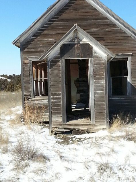 Old school house between Baker and Glendive Montana Old American Houses, Glendive Montana, Abandoned Schools, Montana Trip, Abandoned Structures, Out Houses, Abandoned School, Room Country, Abandoned Churches