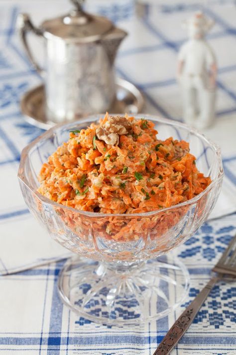 Russian Monday: Carrot Salad with Walnuts & Garlic – Cooking Melangery Salad With Walnuts, Russian Foods, Russian Dishes, Daucus Carota, Thanksgiving Inspiration, Walnut Salad, Carrot Salad, Russian Food, Easy Salad Recipes