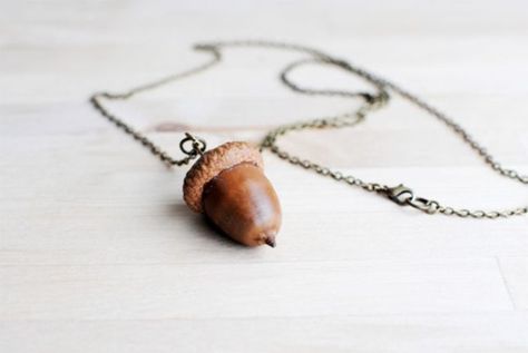 Go Nuts Over These 8 Acorn DIYs via Brit + Co. Acorn Jewelry, Artemis Fowl, Acorn Crafts, Bracelet Crochet, Acorn Necklace, Autumn Necklace, Diy Collier, Memorial Necklace, Fabulous Fall